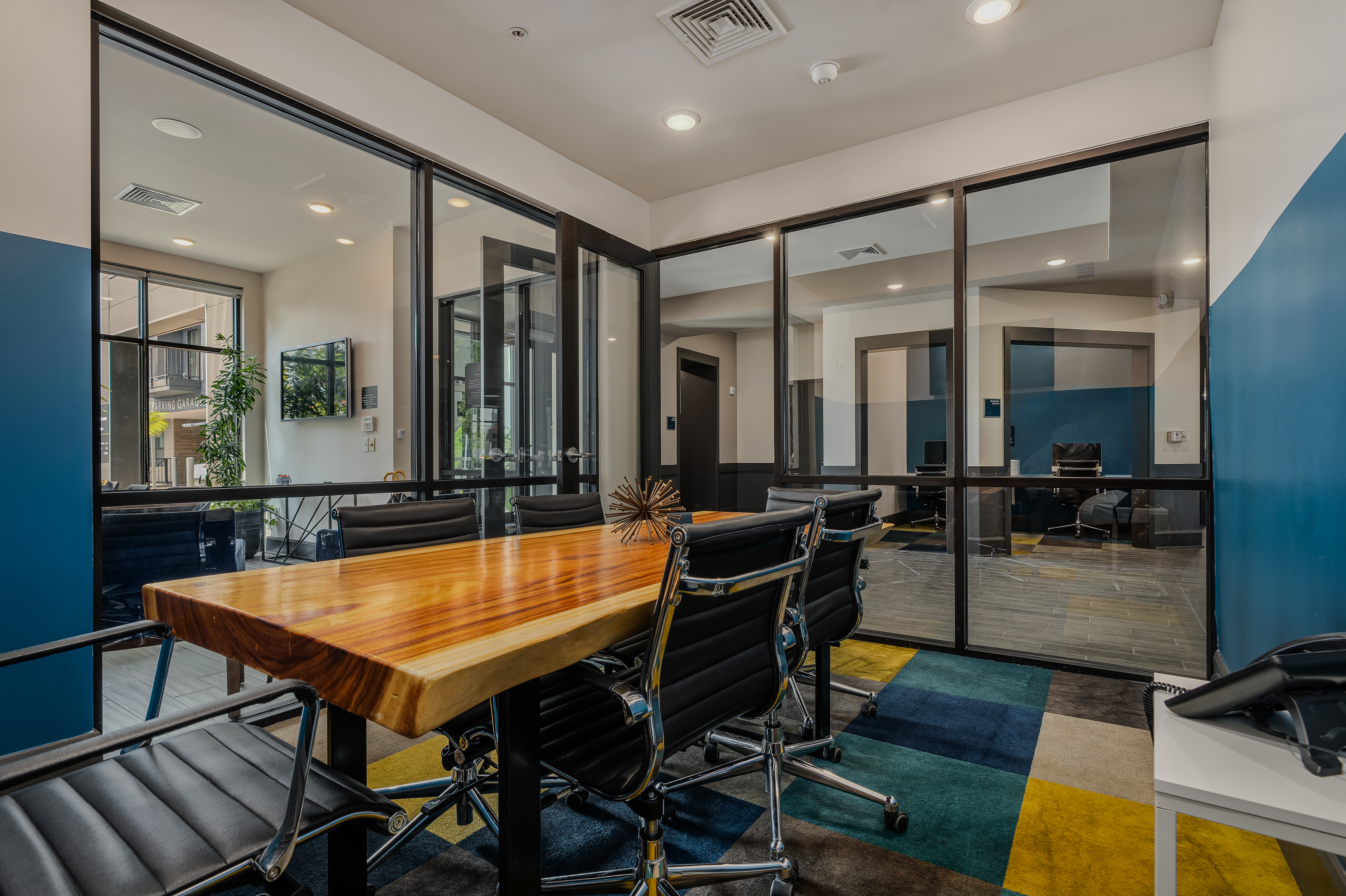Private conference room and coworking space at Pointe at Polaris apartments in Columbus, OH