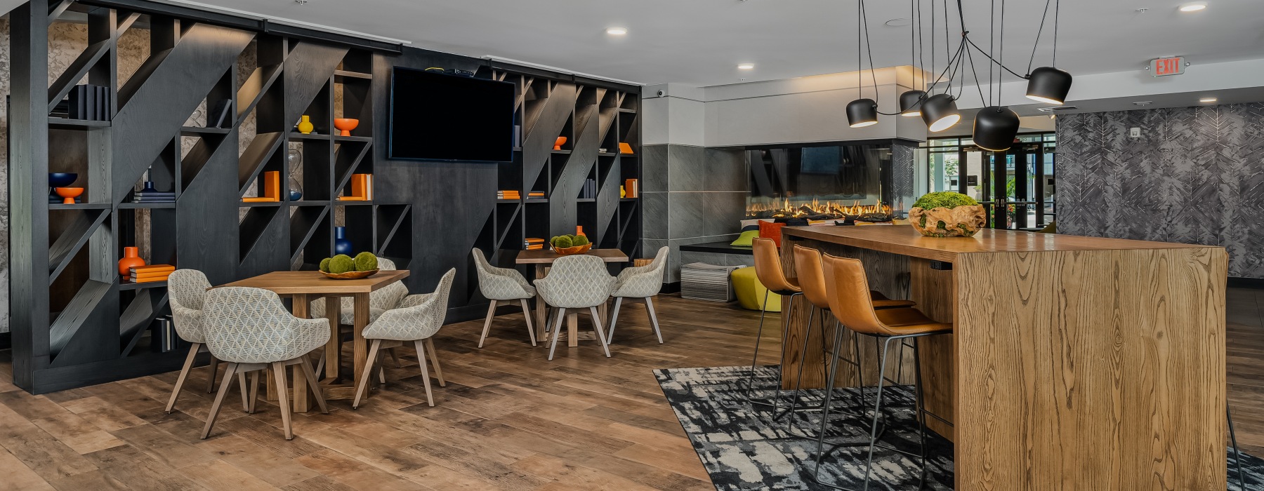 Resident clubhouse and coworking lounge at Pointe at Polaris apartments in Columbus, OH